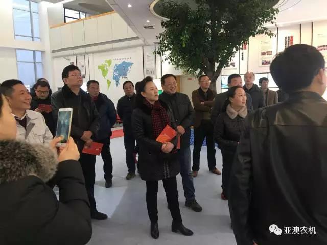  市農機局劉勤局長觀看亞澳發(fā)展史